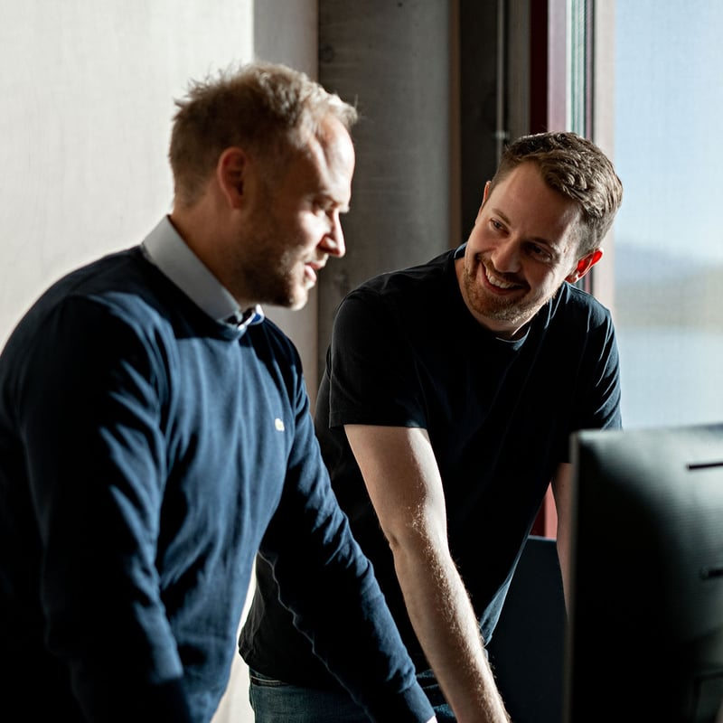 coworkers smiling at eachother side -Fullbredde