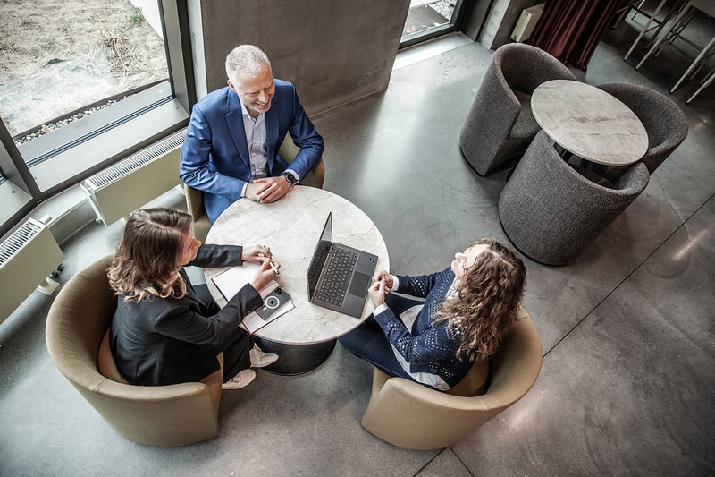 Grupp människor i kontorsmiljö