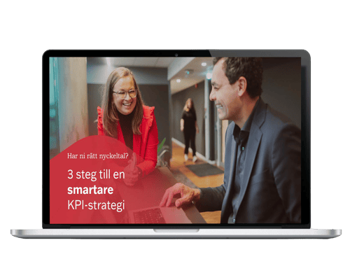 Laptop visar omslaget på guiden 3 steg till en smartare KPI-strategi