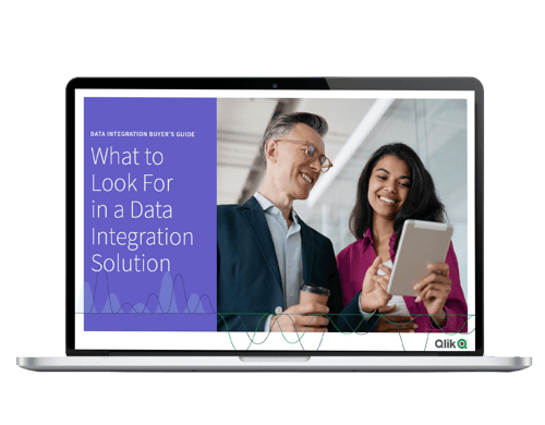En laptop visar omslaget på en guide från Qlik
