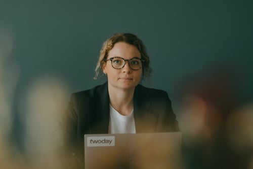 Person framför en laptop