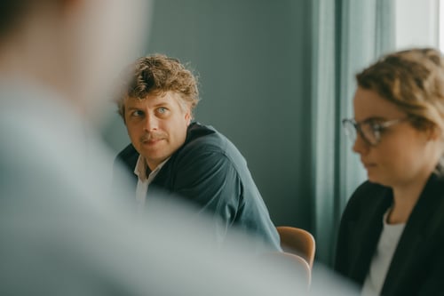 Två personer i möte
