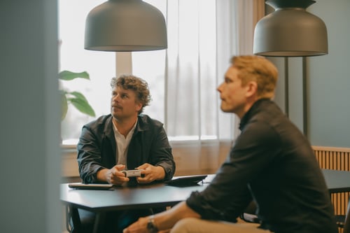 Två kollegor i ett mötesrum