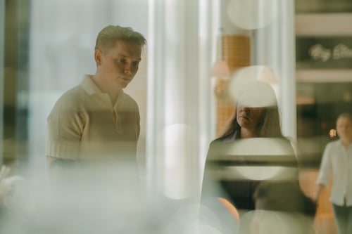 Två personer som diskuterar