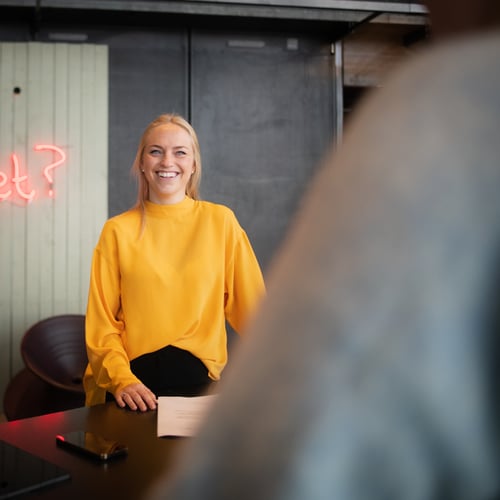 Leende person i gul tröja