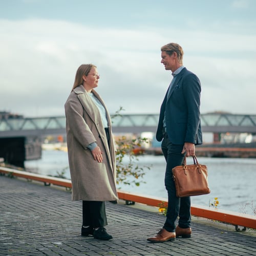 Två personer pratar utomhus