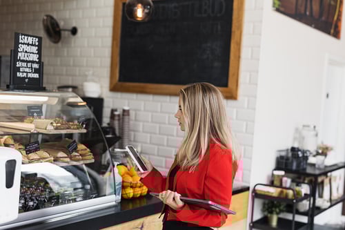 Kvinna står i ett café