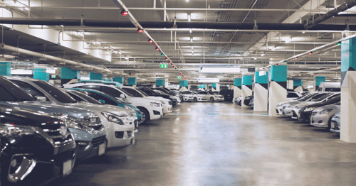 Flera parkerade bilar i ett parkeringshus