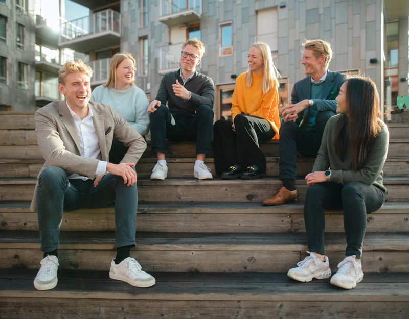 En grupp människor sitter i en trappa
