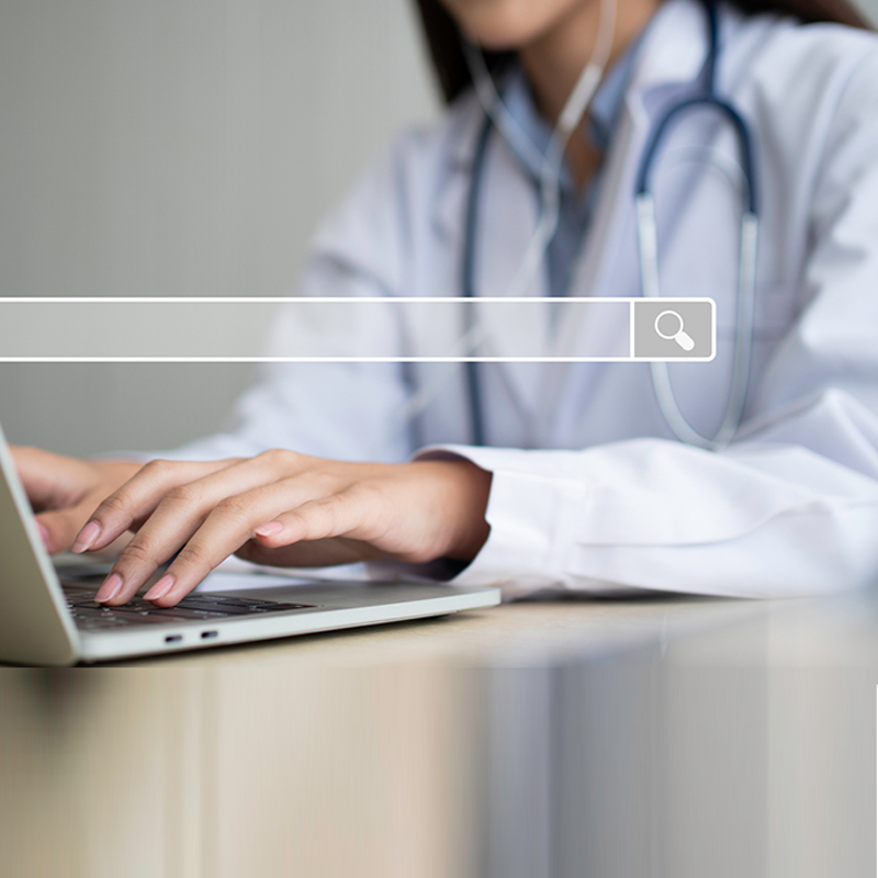 Kvinnlig läkare skriver på laptop